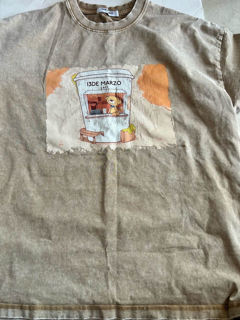 13 de Marzo top Beige Graphic Tee